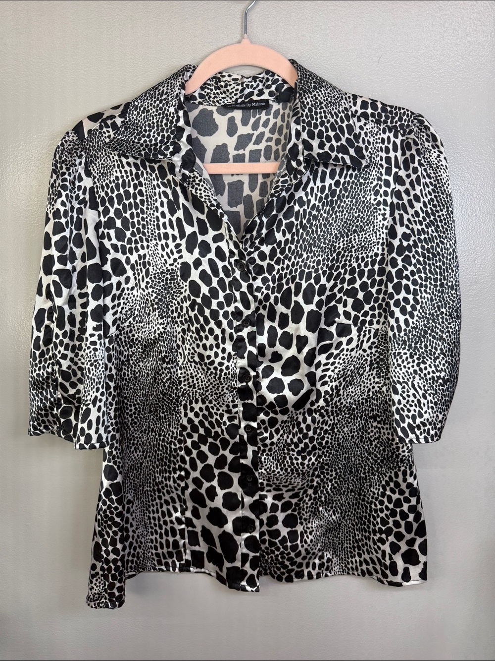 Essentials by Milano Black and White Animal Print Button-Down Shirt size M